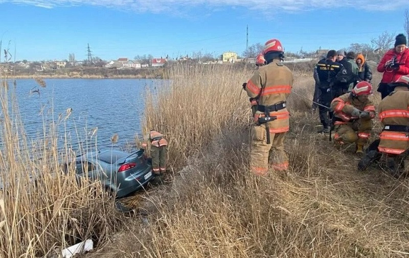 Разбили окна, чтобы выбраться: под Одессой иномарка въехала в водоем