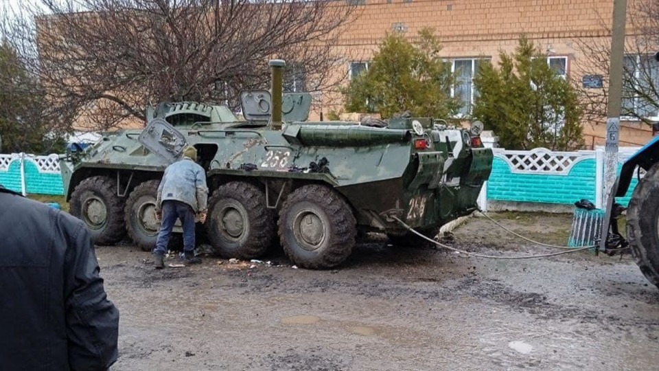 В хозяйстве сгодится: под Николаевом местные укатили вражеский БТР на тракторе, фото