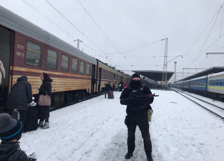 В Харькове все брошенные автомобили у здания вокзала будут эвакуированы: причина