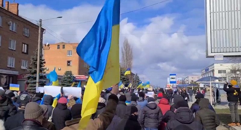 В Новой Каховке начался многотысячный митинг против оккупантов: видео