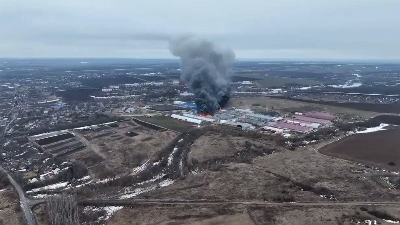 Вспыхнул пожар из-за авиабомб в поселке Дергачи: видео