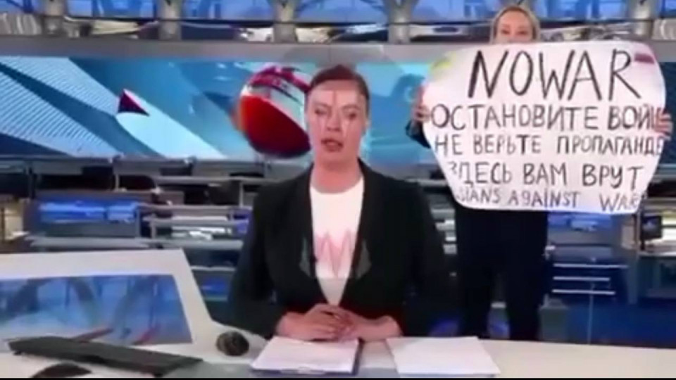 «Остановите войну! Не верьте пропаганде! Здесь вам все врут!», — в эфир «первого канала» ворвалась девушка с плакатом, видео