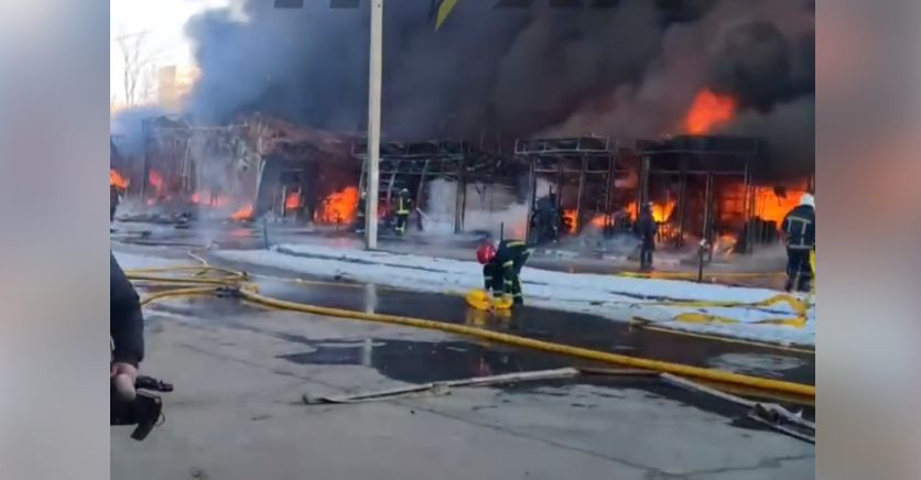 Пожар на харьковском рынке: появилось видео