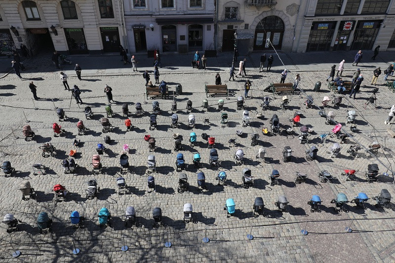 109 порожніх дитячих візочків: у Львові проводять акцію пам'яті вбитих росіянами дітей, фото