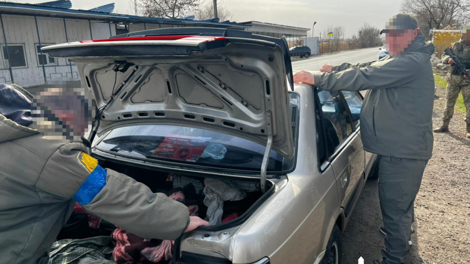 ДБР затримало мешканця Одещини, який під виглядом тероборонівця незаконно переправляв призовників за кордон