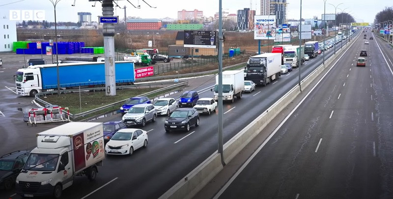 В Киев начали массово возвращаться люди: на въезде — километровые пробки, видео