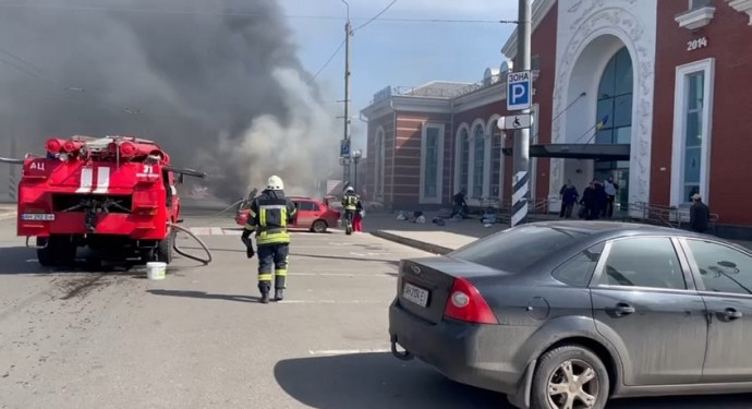 Оккупанты нанесли ракетный удар по железнодорожному вокзалу Краматорска: много погибших и пострадавших, фото