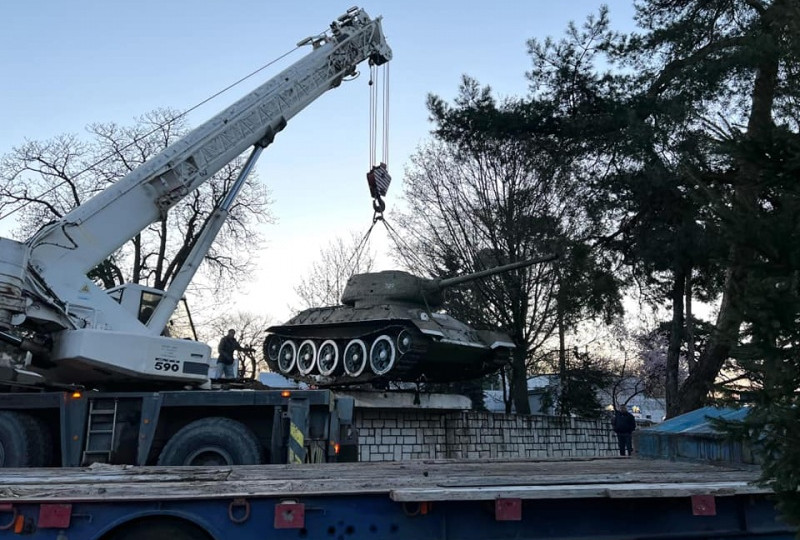 В Мукачево демонтировали памятник советскому танку