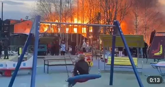 Горит дом, но паники нет: под Архангельском люди спокойно ходят возле горящего дома, видео