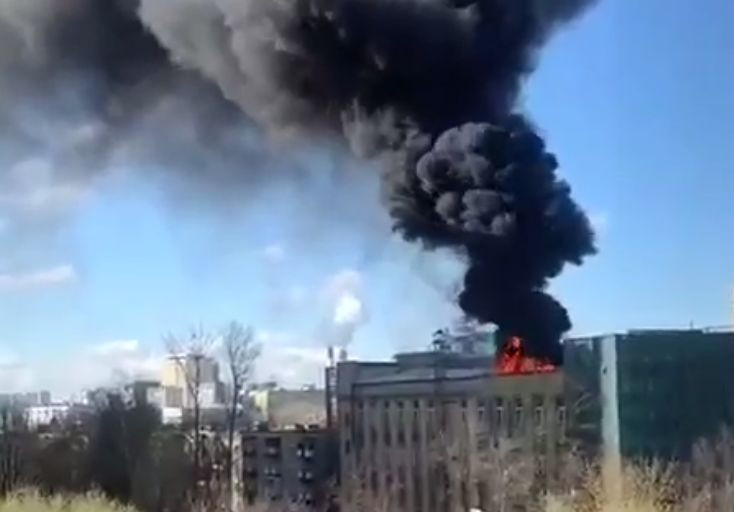 В Москве вспыхнул строящийся медцентр: появилось видео пожара