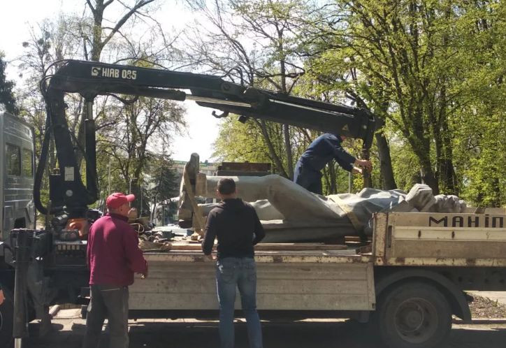 В Виннице снесли памятник Максиму Горькому, видео