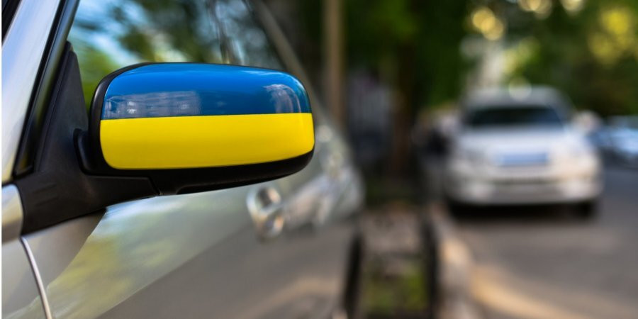 Виїзд за кордон на власному авто: українцям знову потрібна «Зелена картка»