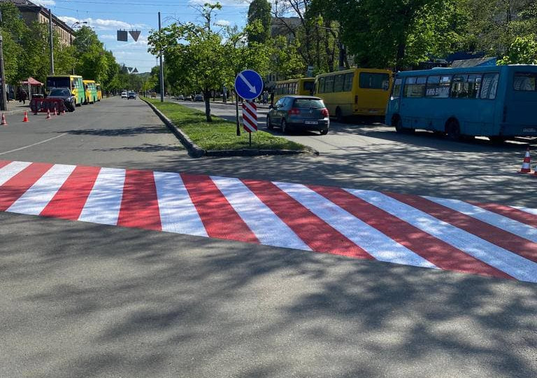 В Киеве на улицах дорожники возобновляют разметку: на каких дорогах обновят