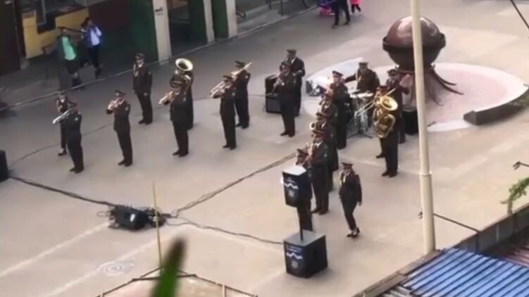 В центре Бучи выступил украинский военный оркестр: видео