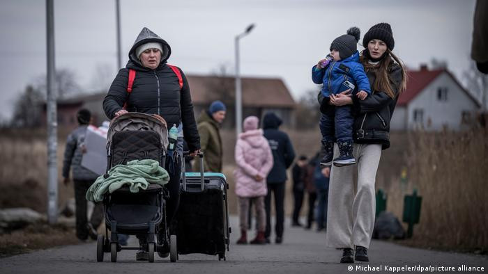 Хто з українських біженців у Польщі повинен повідомляти про виїзд