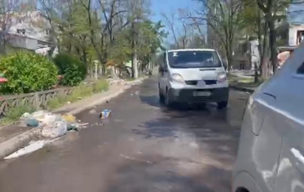 В Мариуполе улицы превратились в реки из-за разрушенного водопровода: видео