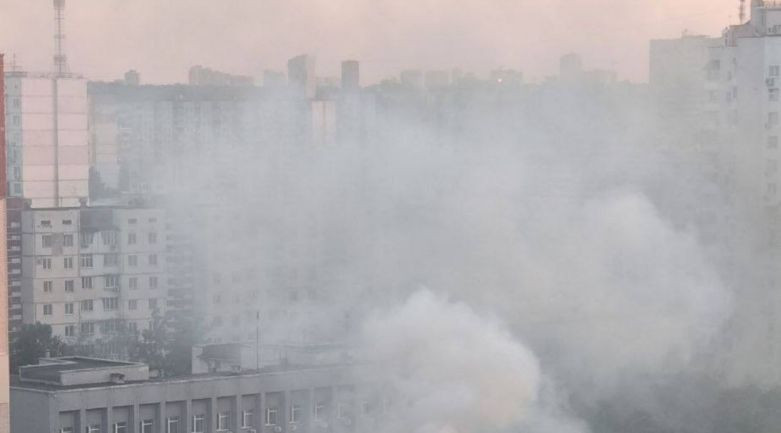 В Киеве на Оболони вспыхнуло одно из заведений, видео