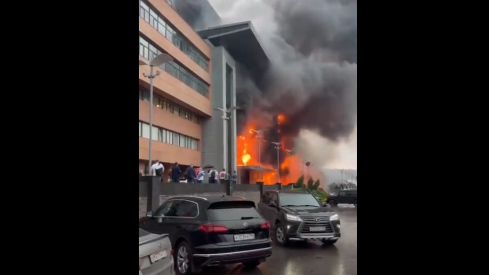 В Москве сильно полыхает один из бизнес-центров города, видео