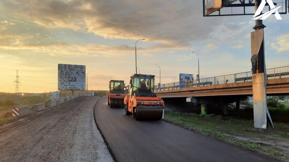 В Киевской области заасфальтировали объездную дорогу возле разрушенного моста через реку Ирпень, фото