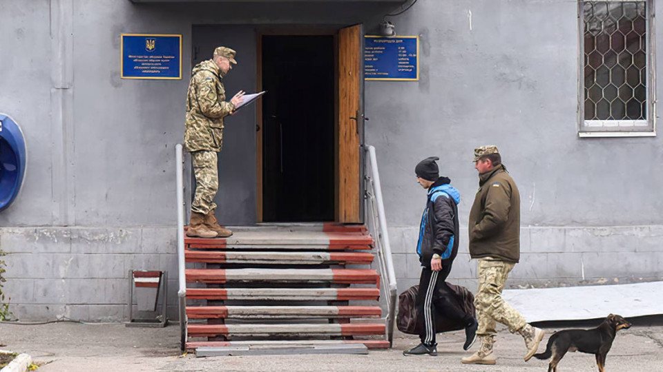 Вручение повестки на улице: нужно ли прибыть в военкомат