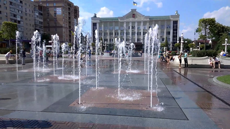 На центральній площі Ірпеня запрацював фонтан: відео