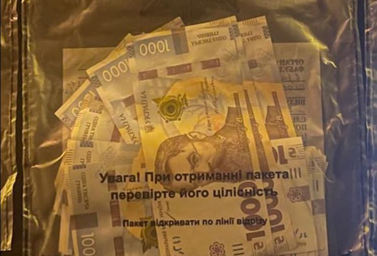 Викрито адвоката, який вимагав з клієнтки 77 000 грн за вплив на поліцейських — прокуратура