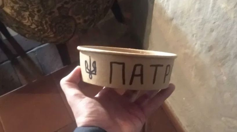 Миску, из которой пил пес Патрон, продают за большие деньги: фото