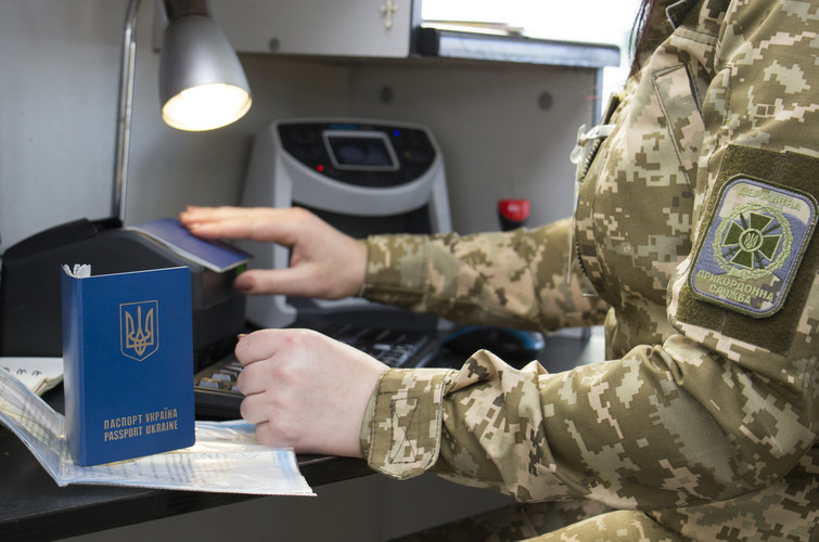 Що робити студентам, які навчаються за кордоном, якщо їм відмовили у наданні довідки про виїзд з України