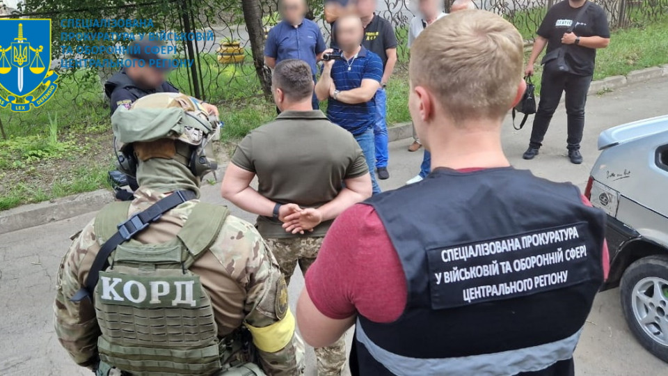 На хабарі затримано посадовця військкомату: Вінницька спецпрокуратура, фото