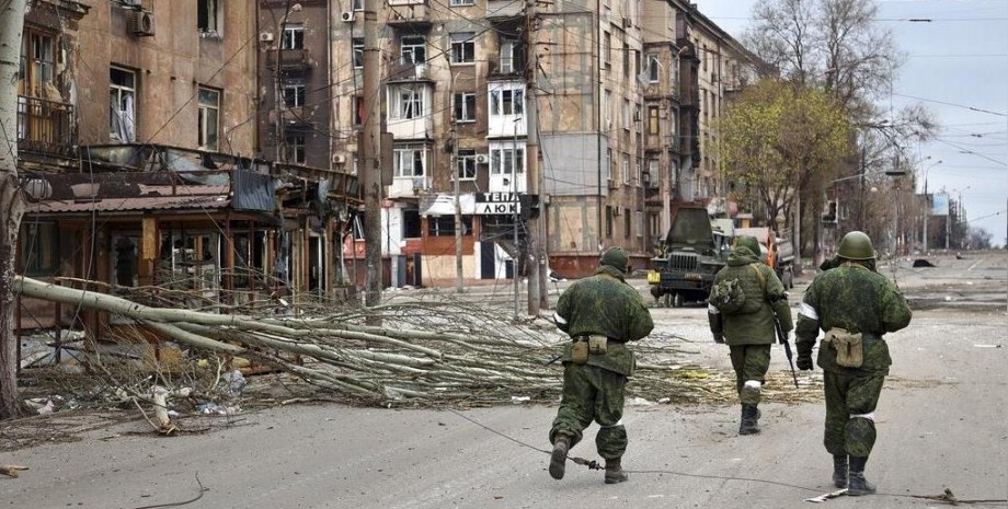 У Маріуполі жителі стоять у чергах по воду та змушені працювати на окупантів, відео