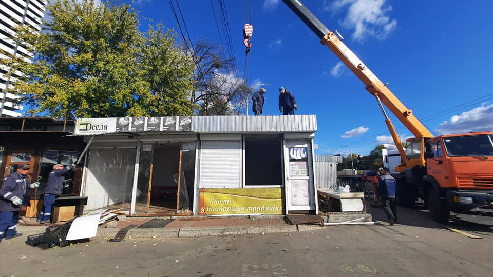 У Києві приберуть МАФи біля станцій метро, що перешкоджають доступу до укриттів та сховищ