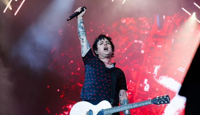 Фронтмен группы Green Day больше не хочет быть американцем из-за запрета абортов