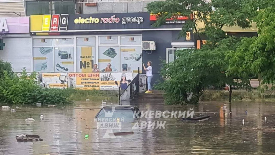 В Киеве погодный апокалипсис: автомобили ушли под воду, фото и видео