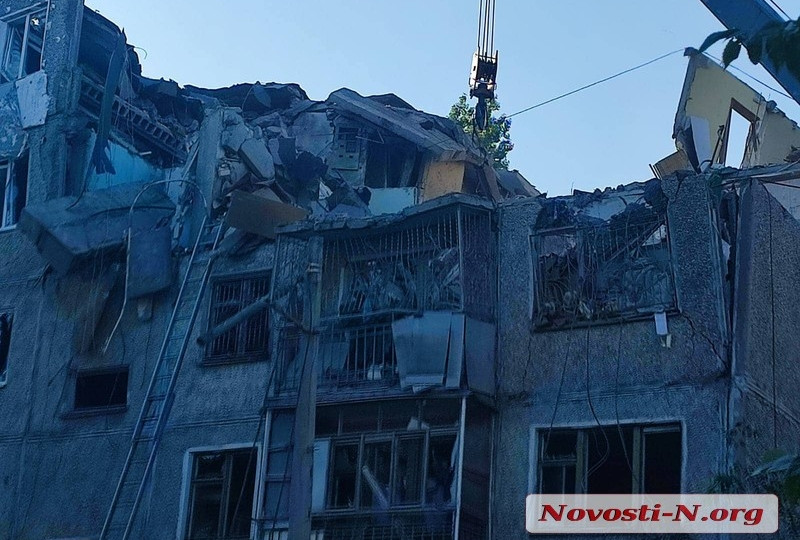 В Николаеве ракета попала в многоэтажный дом