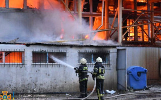 Обстріл Одеси: ракета потрапила в склад, фото та відео