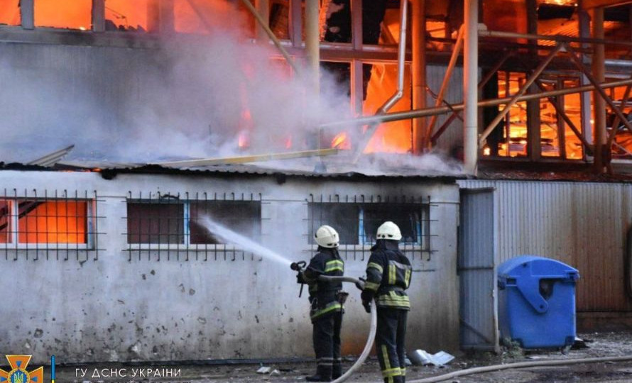 Обстріл Одеси: ракета потрапила в склад, фото та відео