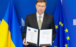 Транш на 1 млрд євро для України: підписано меморандум