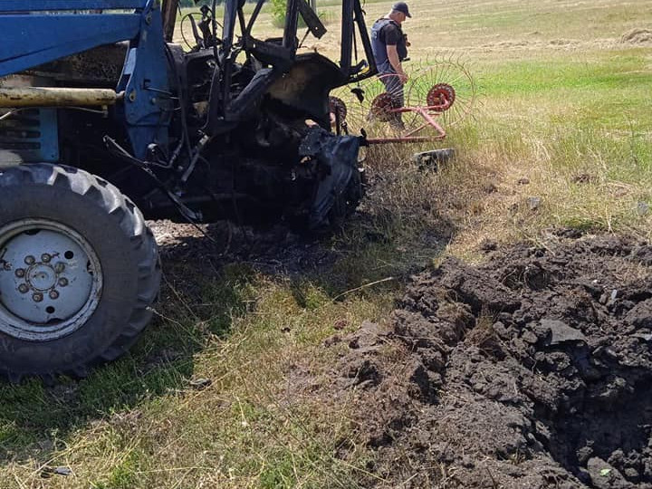 На окраине Харькова в поле подорвался трактор