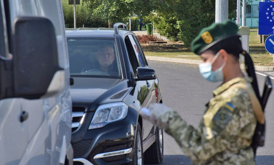 Виїзд волонтерів за кордон у воєнний час: роз’яснення Держприкордонслужби