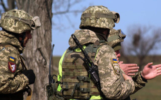 Зеленський підписав закон, яким заборонено «вибивати» борги з військових, однак дозволено нараховувати відсотки та пеню за придбані в кредит авто та квартири