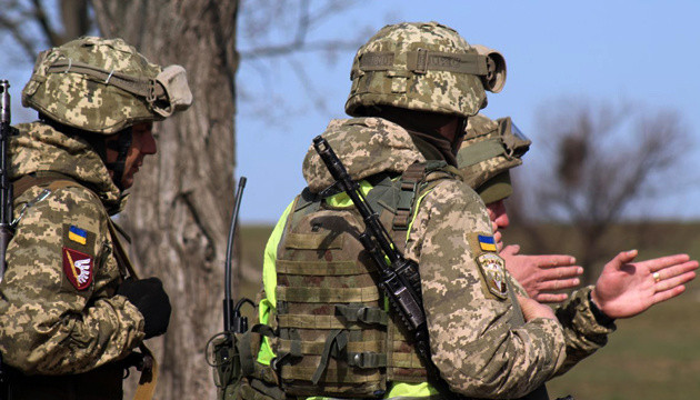 Зеленский подписал закон, которым запрещено «выбивать» долги из военных, однако разрешено начислять проценты и пеню за купленные в кредит авто и квартиры