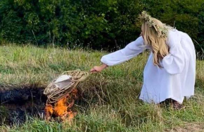 «Очистилася»: Оля Полякова спалила свій кокошник на Лисій горі в Києві, фото