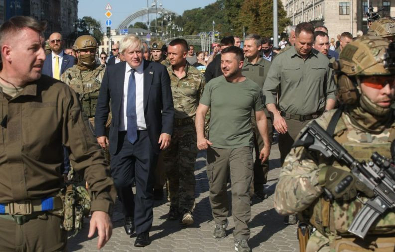 Джонсон и Зеленский на День Независимости прошлись по Крещатику, видео