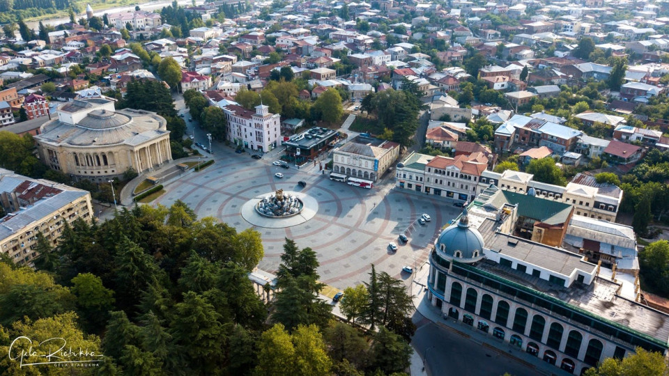 У Грузії оштрафували чоловіка, який вивісив у парку триколор