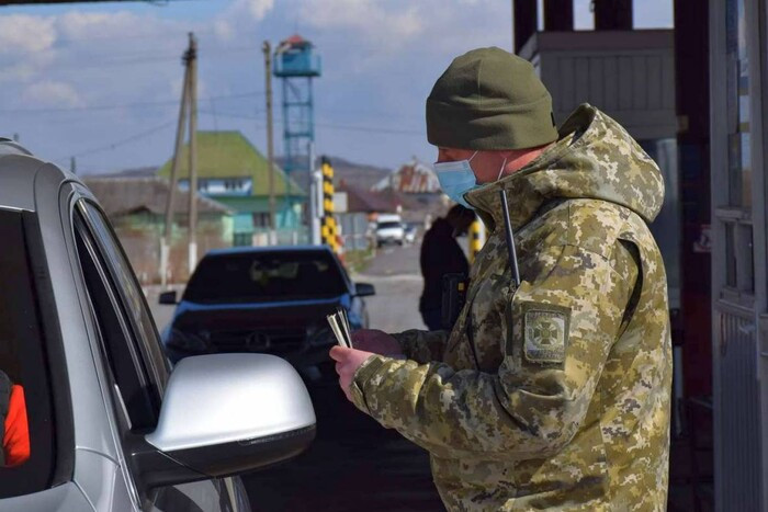 Перевозка через границу гумгрузов: какие документы оформлять военнообязанным мужчинам