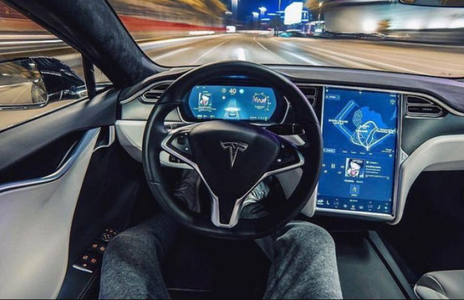 С первого раза не справился: как автомобиль Tesla на автопилоте проехался на Майдане, видео