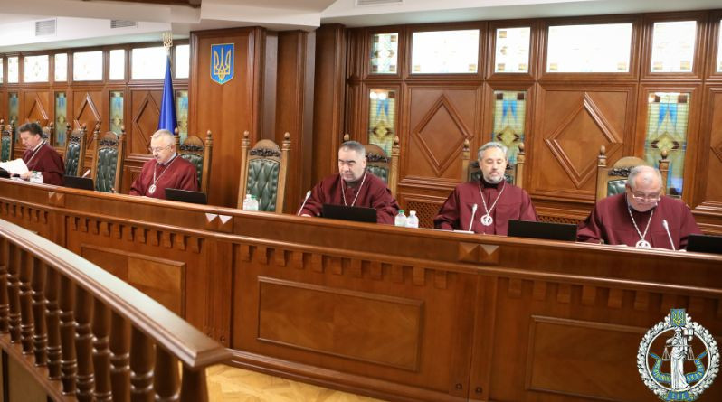 Справа про порядок обчислення щомісячного довічного грошового утримання судді у відставці: КСУ перейшов до закритої частини засідання