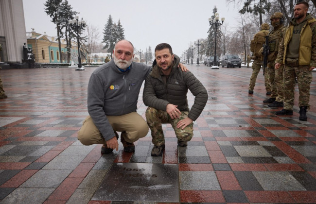 Алея сміливості у Києві поповнилась ще однією табличкою, відео та фото