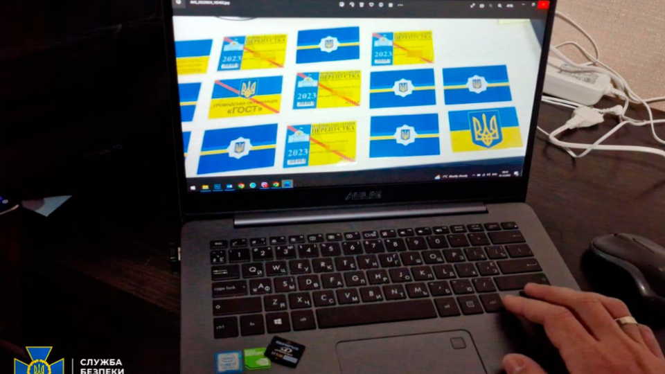 Под Киевом ликвидировали схему продажи фальшивых «спецпропусков», с которыми авто могли ездить в комендантский час: фото