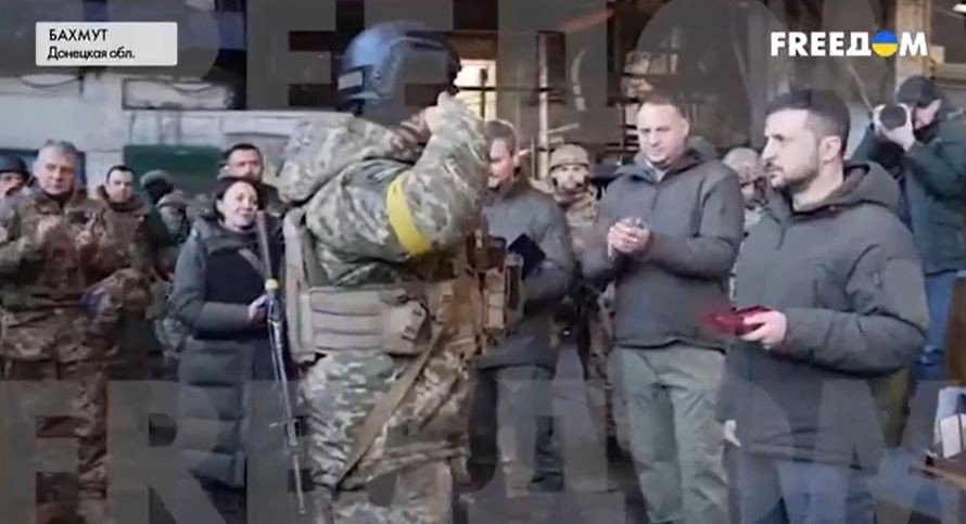 З’явилося відео, як Зеленський у Бахмуті зустрівся з військовими та вручив нагороди